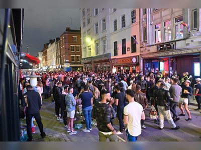 Noche de fiesta ‘fuera de control’ en Inglaterra en la reapertura de ‘pubs’