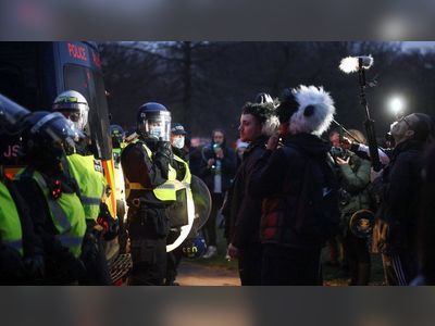 Covid: Arrests during anti-lockdown protests in London