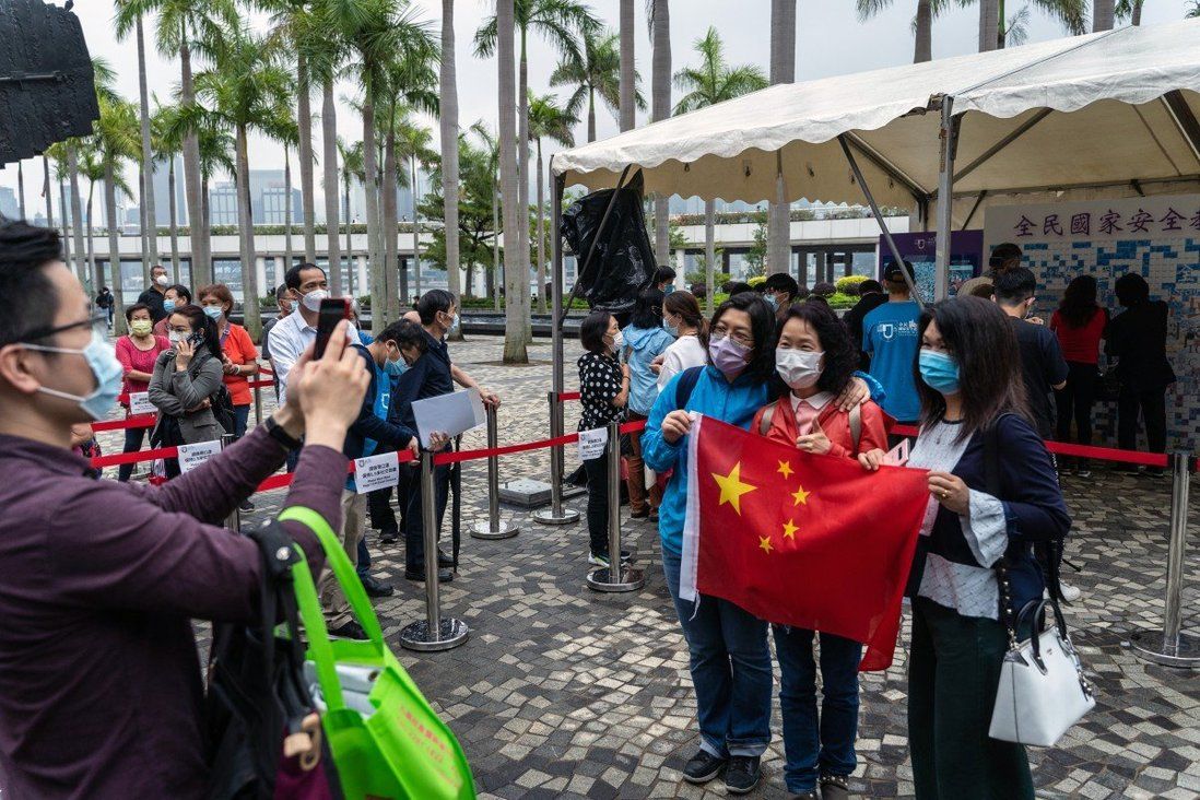 Hongkongers brave drizzle to take part in National Security Education Day events