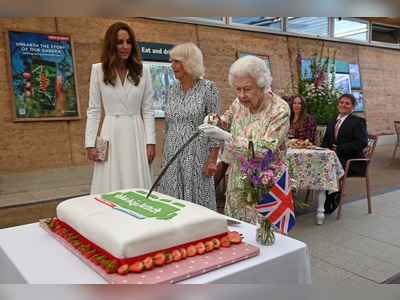 Queen uses SWORD to cut cake during Eden Project engagement