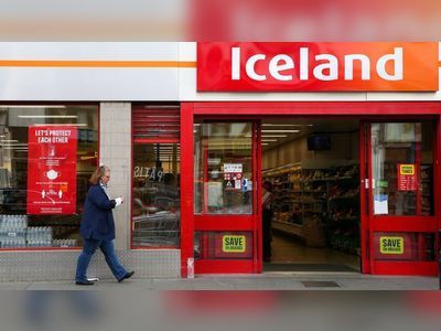 Covid test plan a 'pointless solution' says Iceland boss