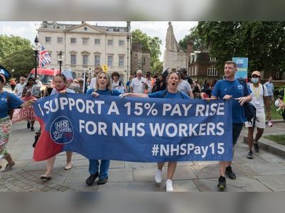 Threat of nurses’ strike over 3% pay award for NHS staff