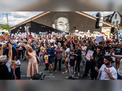 Marcus Rashford: Hundreds gather at mural for anti-racism demo