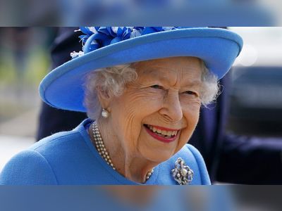 Covid: Queen remains at Balmoral as staff member tests positive