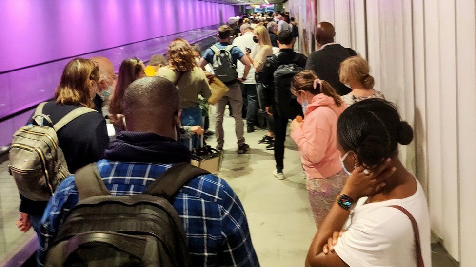 Heathrow criticises Border Force for 'unacceptable' queues