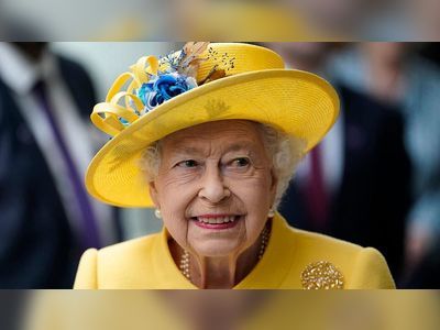 Elizabeth line: Queen makes surprise visit to Paddington Station