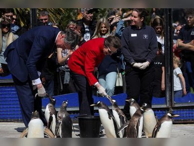 Royals feeds penguins as Jubilee celebrations continue