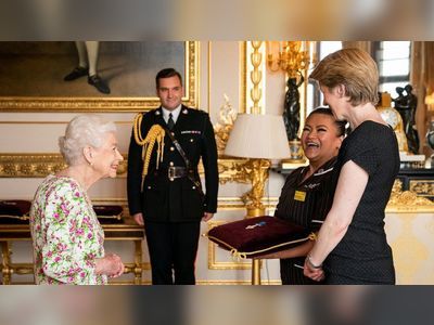 Queen awards NHS George Cross medal